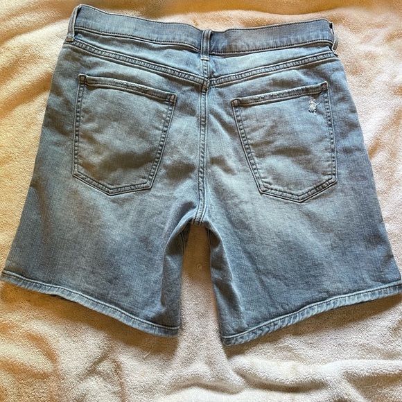 - Banana Republic Boyfriend Roll-Up Shorts Distressing Light Blue Size 30 - Picture 2 of 10